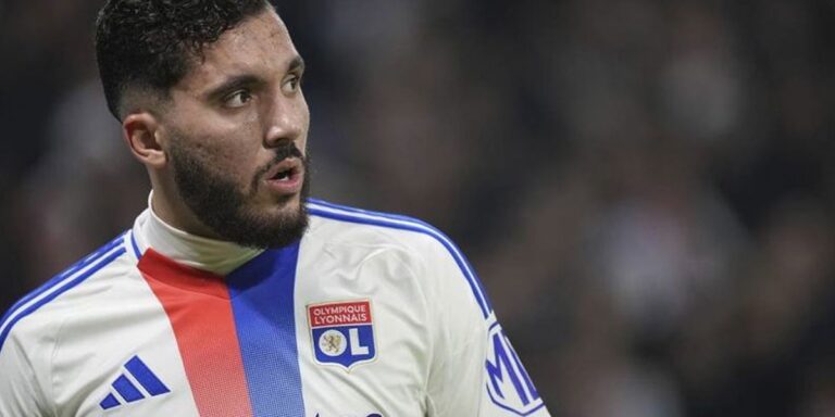 Manchester United Pimpin Perburuan Bintang Lyon, Rayan Cherki!